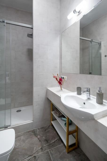 Charming Apartment In Calm And Central Area Kraków Exteriör bild